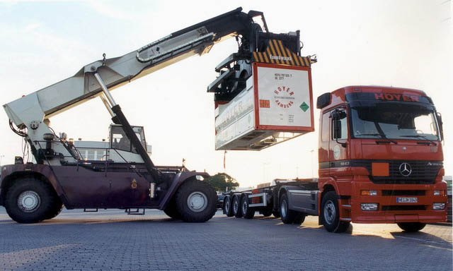 1977-11-nitrogeno-liquido-refrigerado-mb-actros-1843-hoyer-luftgas-tc-beim-aufset